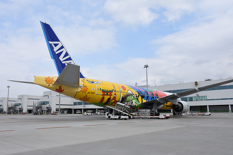福岡空港で出発を待つHELLO 2020 JET