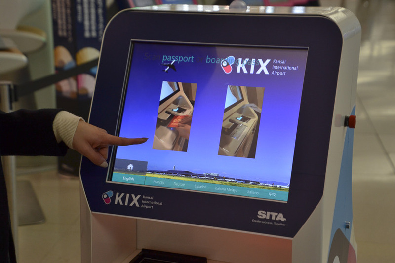 操作方法は固定式のチェックイン機と同じで、タッチパネル式