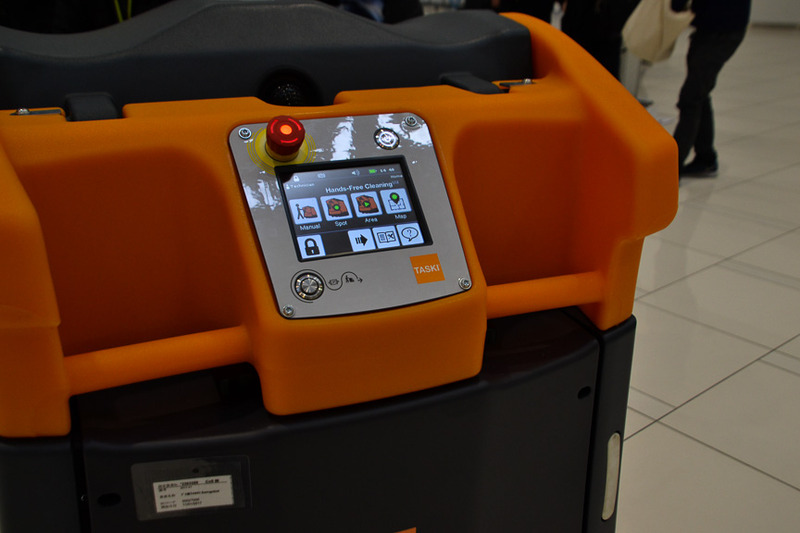 操作はタッチパネル式