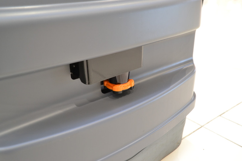 下にはセンサーを搭載しており、180度まで感知する