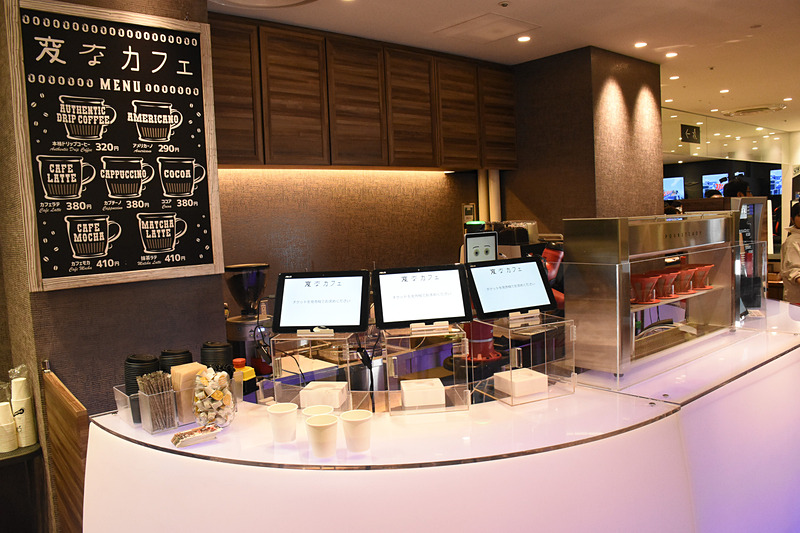 ロボットアームに気付かなければ、ごく普通のカフェのように見える