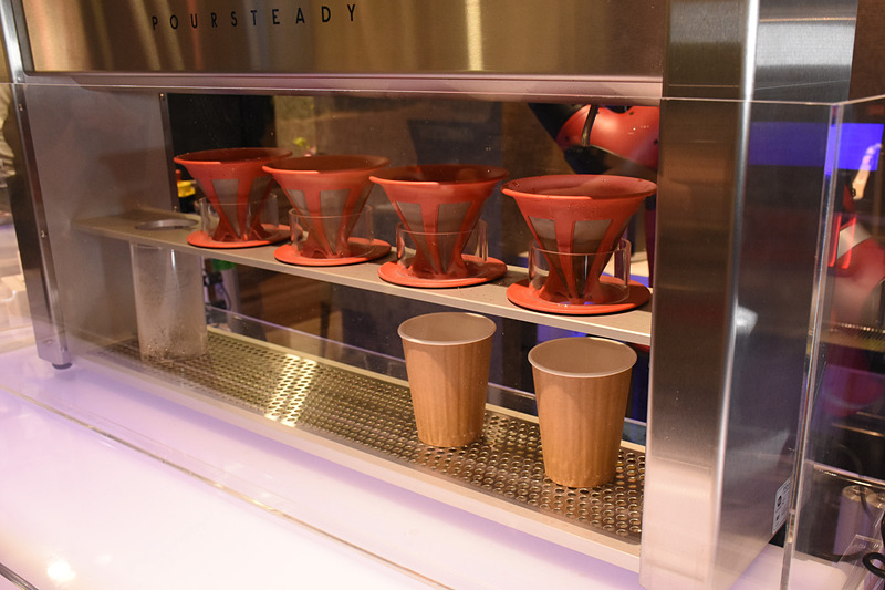 アームがカップを回収する