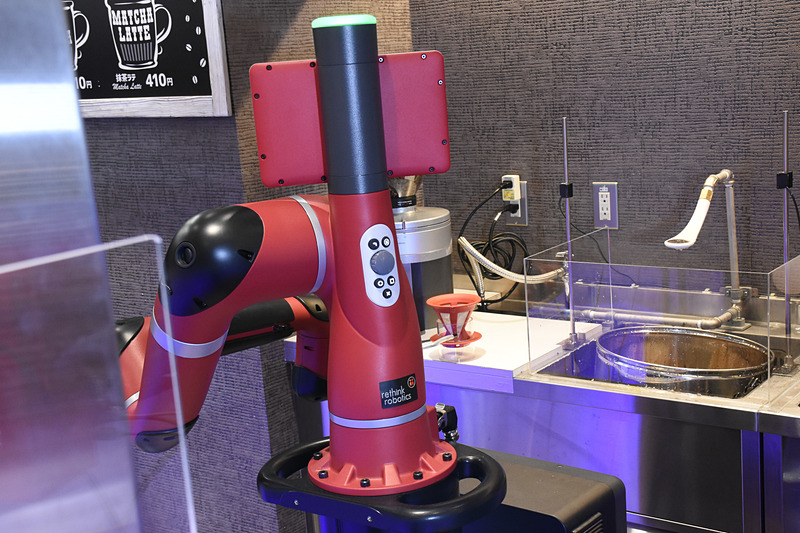 アームがドリッパーに挽いたばかりの豆を入れる