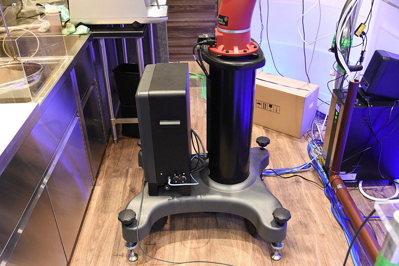 アームの足下に心臓部がある