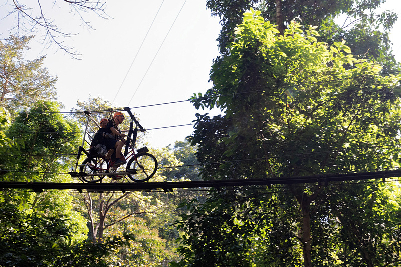 タイ・チェンマイでジャングルを飛びまわるハードなアクティビティを楽しむ