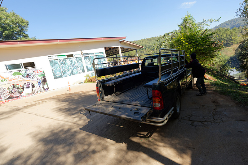 Flying Squirrelsの拠点。ここからトラックの荷台に乗ってスタート地点へ。起伏や凹凸の激しい山道をオーバースピードと思える速度で駆け抜けるので、振り落とされないように注意。筆者の場合、激しい揺れのせいでヘルメットに固定していた360度カメラがもげた