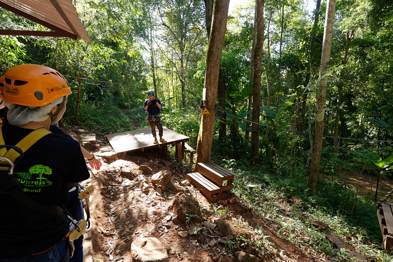 ジップラインのワイヤーには触れないこと、飛んでいる間は基本的に足を折り曲げておくこと、といった注意事項の説明のあち、有無を言わさず即座にスタート