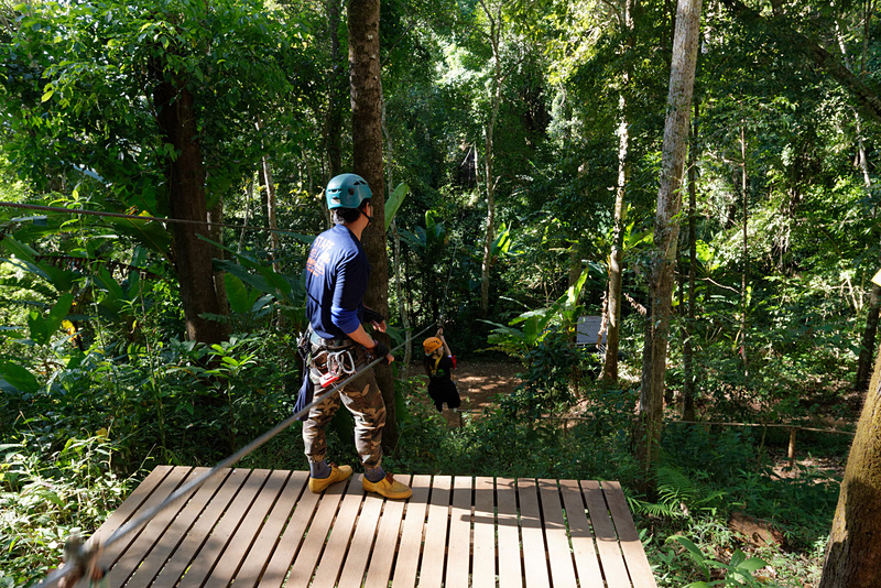 ジップラインのワイヤーには触れないこと、飛んでいる間は基本的に足を折り曲げておくこと、といった注意事項の説明のあち、有無を言わさず即座にスタート