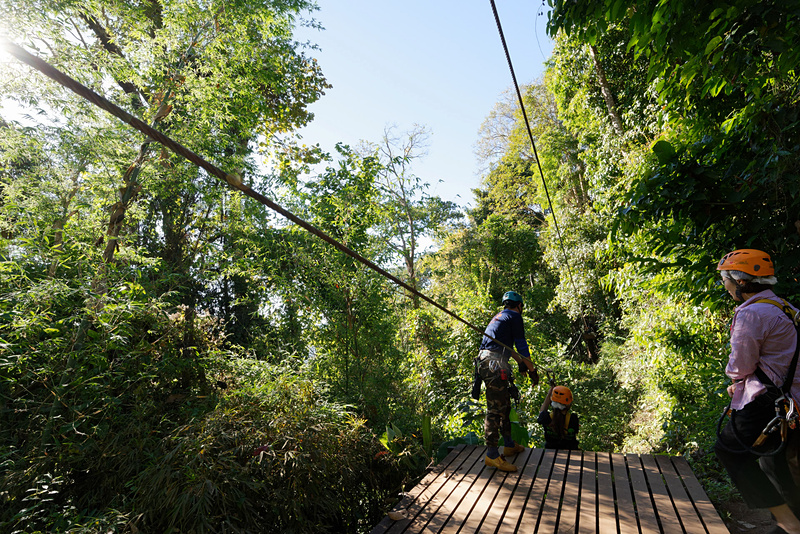 最初の1、2本目こそ地面からそれほど高くないところを飛ぶ“ウォームアップ”代わりのジップラインだが……