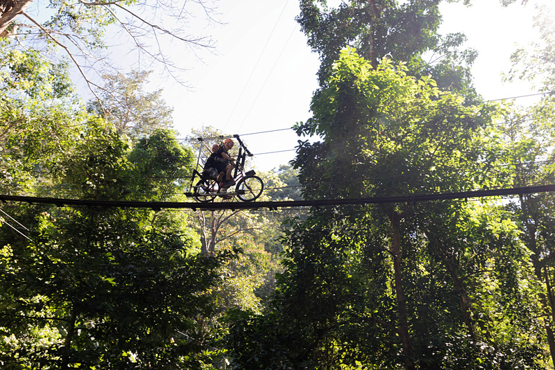 単なるジップラインだけでなく、こんな風に自転車で渡る場所も。しかも3人乗り