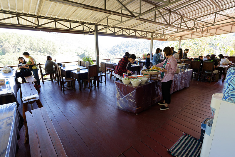 ジップラインで汗を流した後は食事をとることができる。料金に含まれているのでおトク感アリ