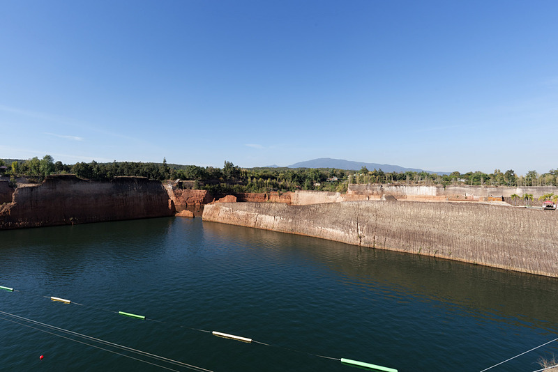 きれいにえぐられたところに、大量の地下水が溜まってできあがった