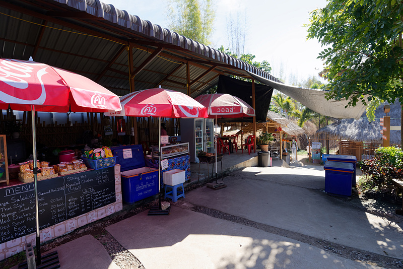 ショップやレストラン、カフェが営業している