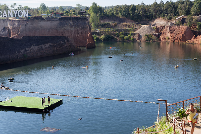 ボートに乗ったり、泳いだりして遊べる