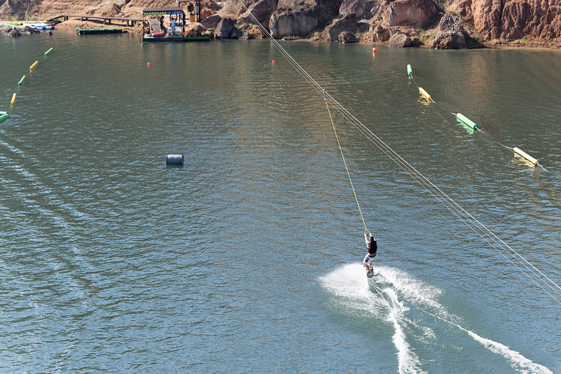 ワイヤーで引っ張るタイプのウェイクボードは、同施設の最新アトラクション