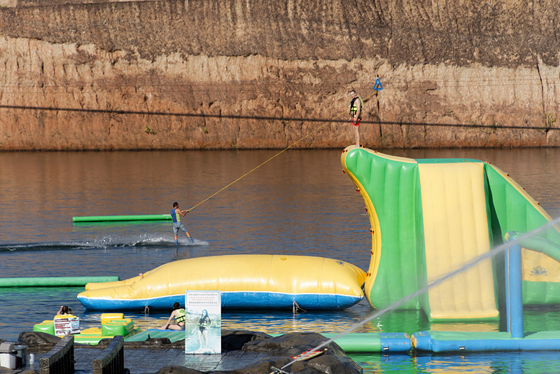 ワイヤーで引っ張るタイプのウェイクボードは、同施設の最新アトラクション