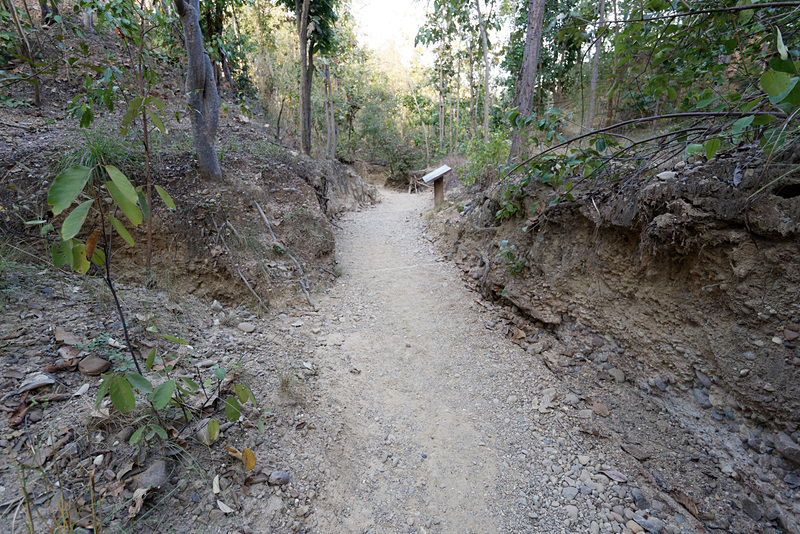 いったん階段を降り、干上がった川をしばらく歩く