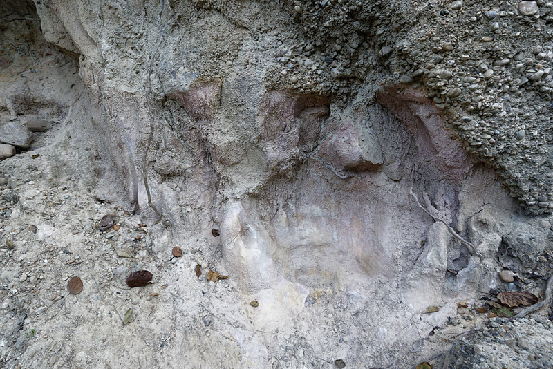 途中、川の流れによって堆積したとみられる珍しいピンク色の土を見ることができる。タイ国内でもここでしか見られない土なのだとか