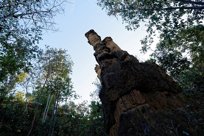 崖に背を向けると柱のようなものが。その形から「ロマン（ロマネスク）の柱」と呼ばれているようだ