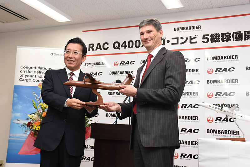 ボンバルディアからは木製のモデルプレーンが贈られた