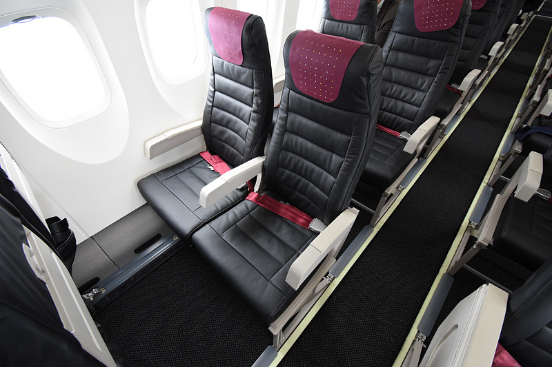 本革製の黒いシートにワインレッドの配色で高級感がある