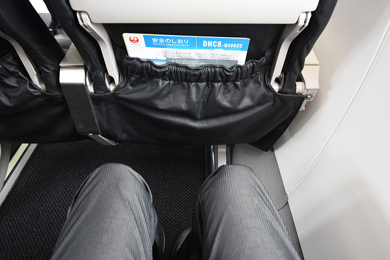 身長178cmの記者が座った様子。膝の先にかなり余裕がある