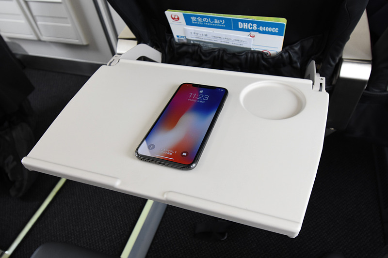 テーブルは11～13インチのノートPCなら十分使えるが、その場合ドリンクは置けない