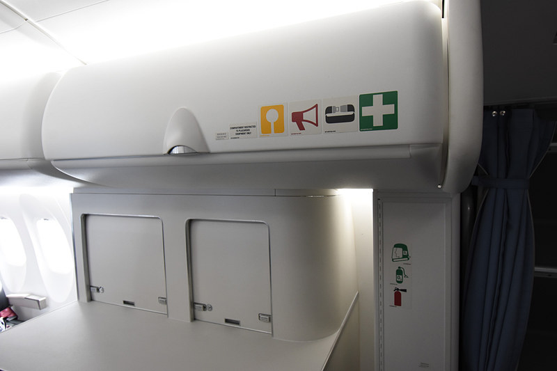 乗務員用の荷物入れ