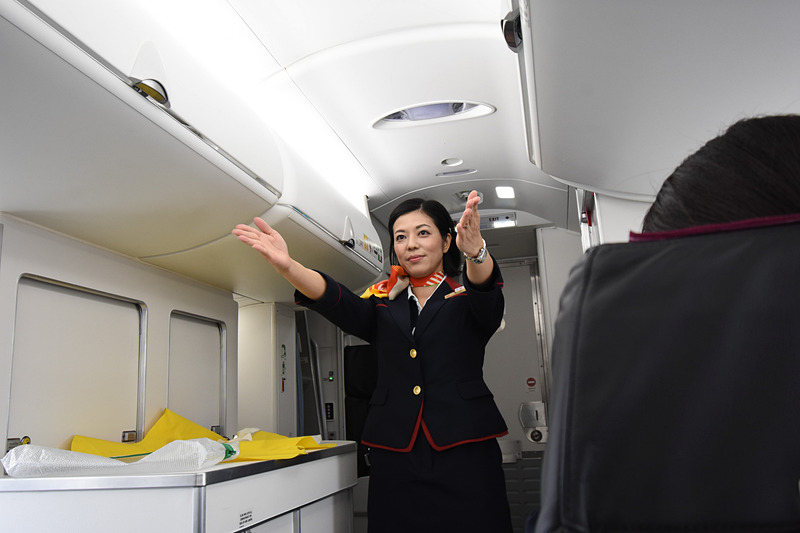 機内にはモニターがないので、設備などの説明はCA（客室乗務員）が実演する