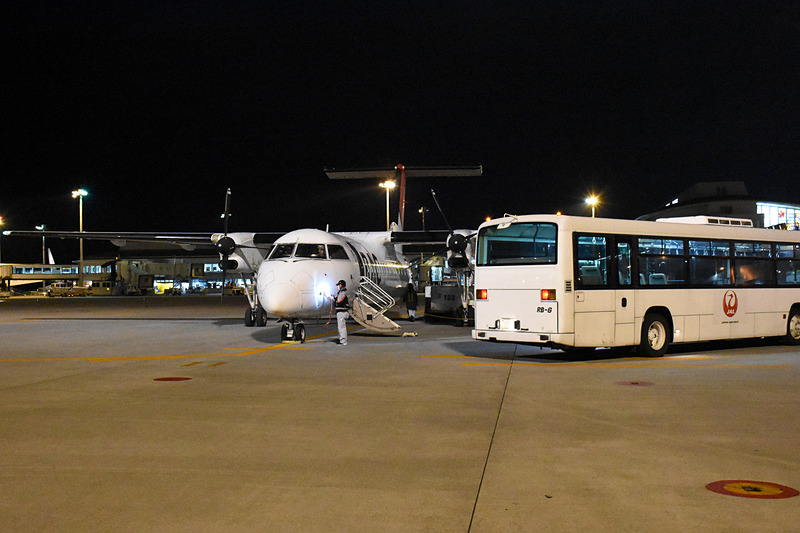 乗客を到着ロビーへ運ぶランプバスが到着