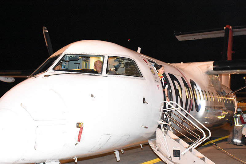 機長の上原氏、副操縦士の本村氏、CAの仲宗根氏も乗客を見送る