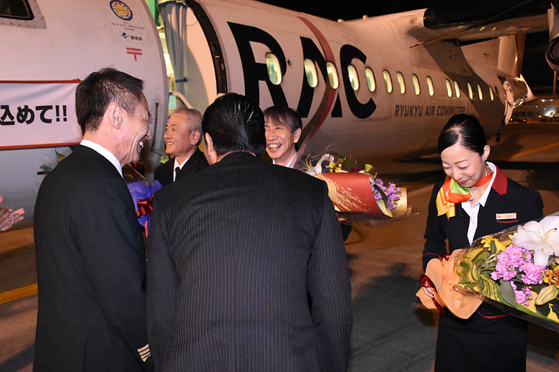 乗務員3名に花束を贈呈した