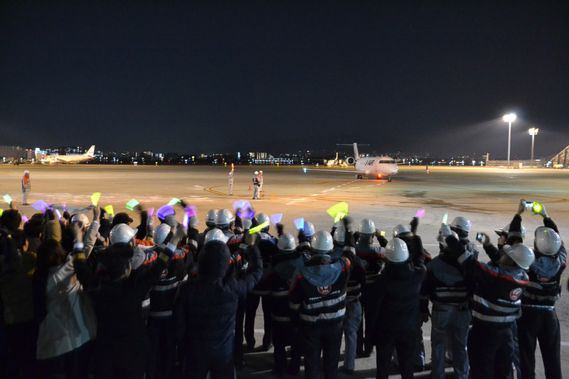 20時15分に伊丹空港に着陸。24番スポットに向けて走ってくる