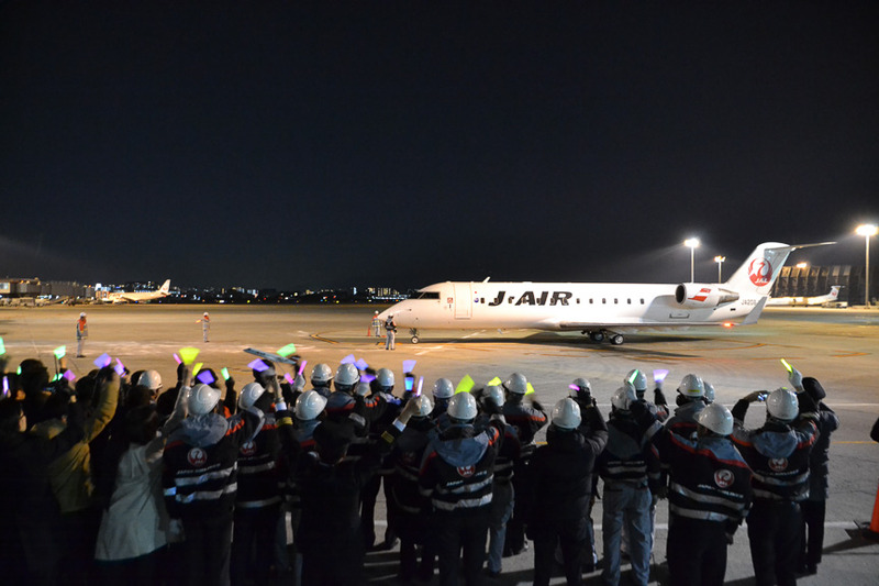 20時15分に伊丹空港に着陸。24番スポットに向けて走ってくる