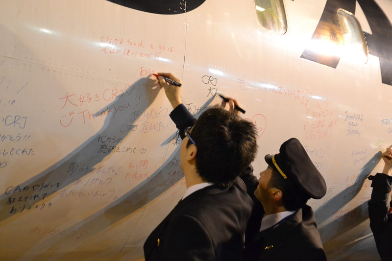 それぞれ機体にメッセージを書き込む