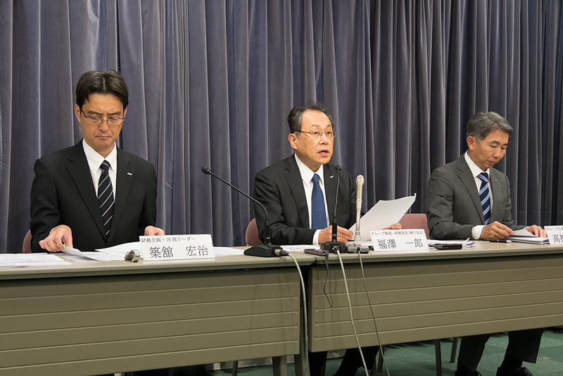中央は決算概要を発表したANAホールディングス株式会社 執行役員 グループ経理・財務室長 福澤一郎氏。左は同 財務企画・IR部リーダー 築舘宏治氏、右は同 グループ広報部長 髙柳直明氏