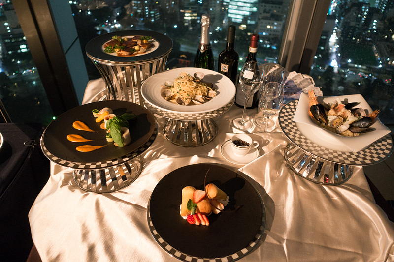 オープニングイベントで飾られた各種料理