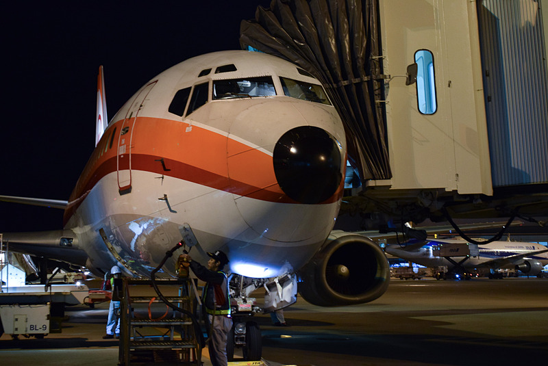 駐機スポットに入ってくるSWALジェット。機体の「南西航空」の文字ともお別れだ