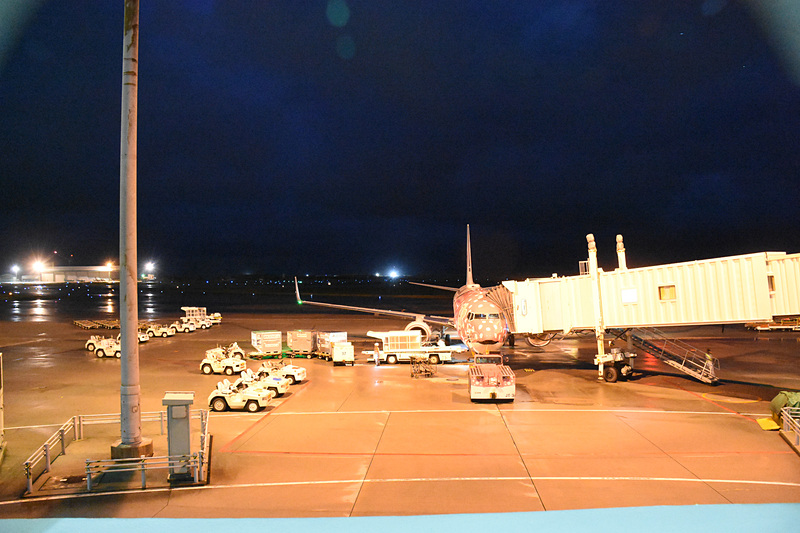 日の出は7時13分。夜明け前の那覇空港に駐機する新さくらジンベエ