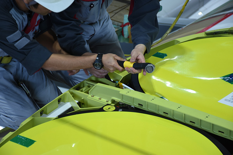 機体内部からのケーブルをアンテナに挿し込んでいく