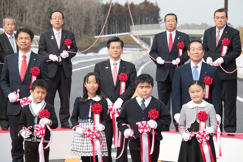 地元の小学生代表も交えての鋏入れは、よい思い出になるセレモニーだろう