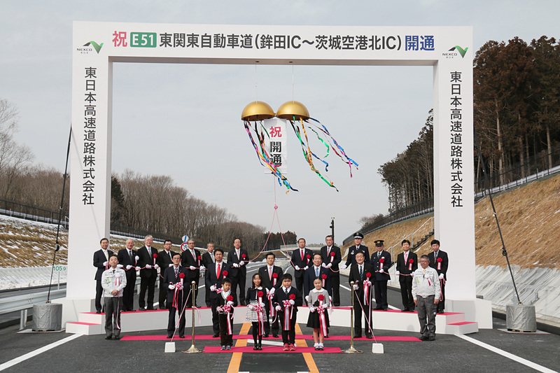 地元の小学生代表も交えての鋏入れは、よい思い出になるセレモニーだろう