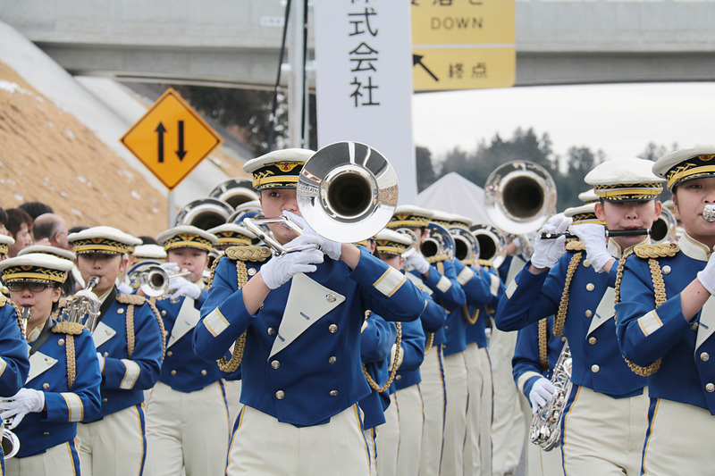 大洗高校マーチングバンド「blue-Hawks」と百里基地の航空機2機による航過飛行