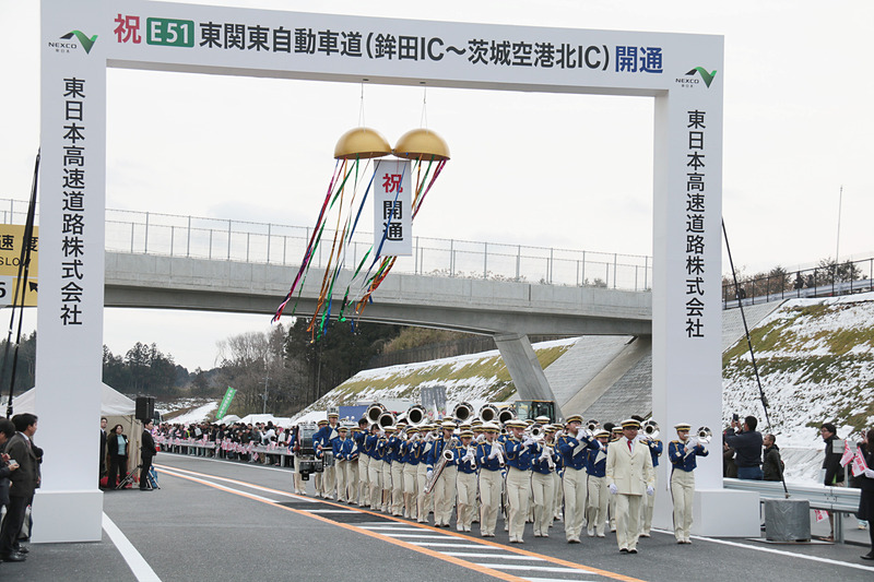 大洗高校マーチングバンド「blue-Hawks」と百里基地の航空機2機による航過飛行