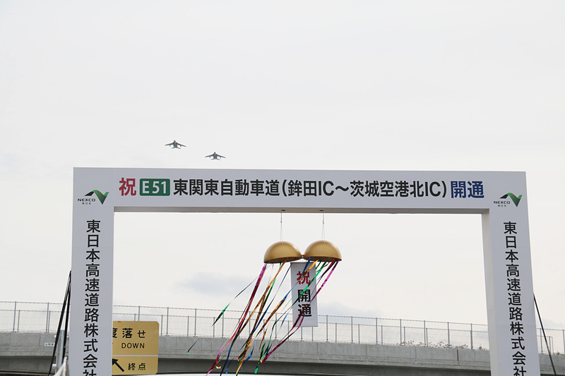大洗高校マーチングバンド「blue-Hawks」と百里基地の航空機2機による航過飛行
