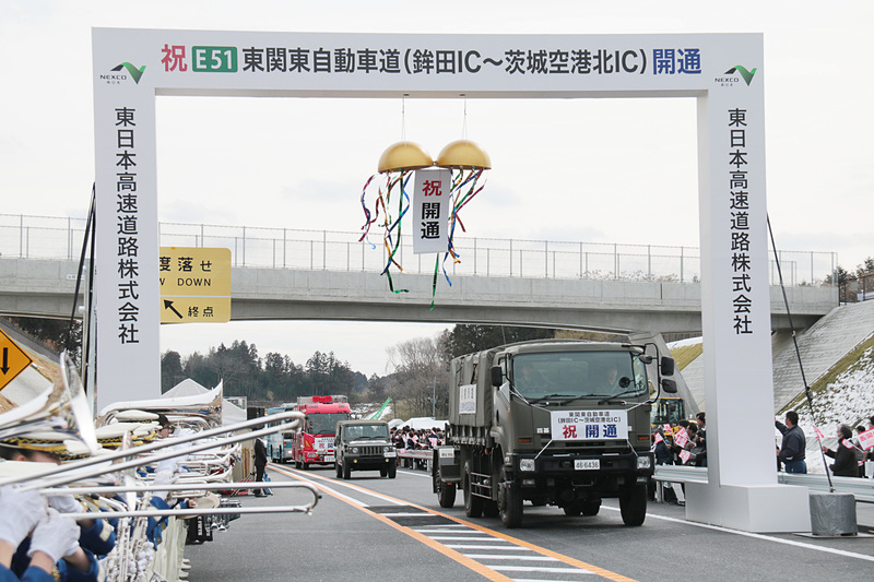 通り初めには白バイや自衛隊車両、消防車などの公務車両だけでなく、乗り合いバスや大型トラック、デリバリートラックなども