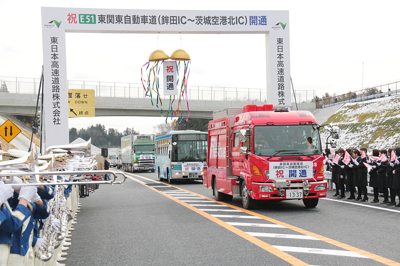 通り初めには白バイや自衛隊車両、消防車などの公務車両だけでなく、乗り合いバスや大型トラック、デリバリートラックなども