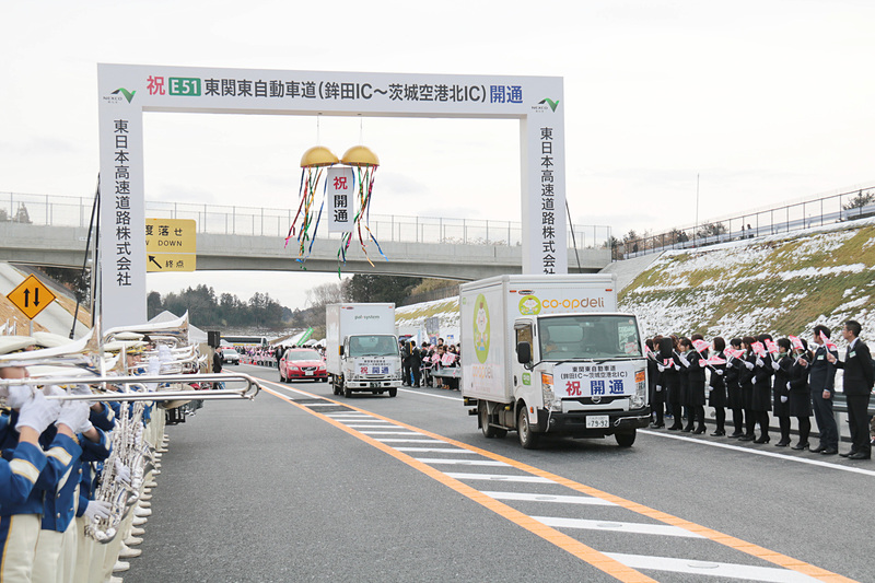 通り初めには白バイや自衛隊車両、消防車などの公務車両だけでなく、乗り合いバスや大型トラック、デリバリートラックなども
