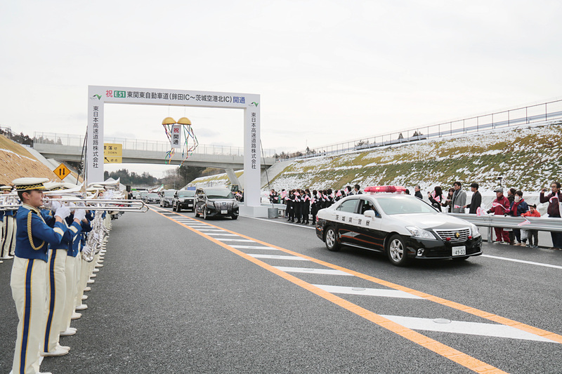 通り初めには白バイや自衛隊車両、消防車などの公務車両だけでなく、乗り合いバスや大型トラック、デリバリートラックなども