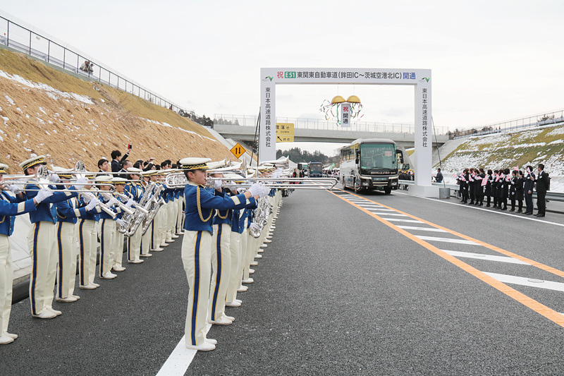 通り初めには白バイや自衛隊車両、消防車などの公務車両だけでなく、乗り合いバスや大型トラック、デリバリートラックなども